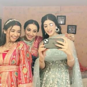 Madhusree Sharma Instagram - TV ke kirdar pe na jaiye ….. vo bas writer ✍️ ke kalam ke 
Isharon me hum actor dhal jate hai 😊
Parde ke piche hume thoda pyar se dekhe🤩
Ek dusre ke liye sirf pyar hi pyar nazar ayega 💝🧿

#mannsundar #bond #love #explore #explorepage #actorlife #instagood #foryoupage #explore #explorepage