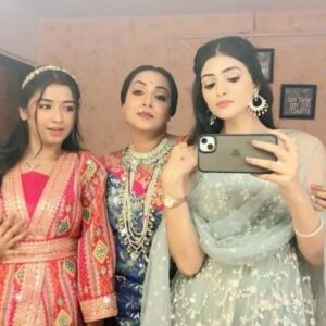 Madhusree Sharma Instagram - TV ke kirdar pe na jaiye ….. vo bas writer ✍️ ke kalam ke 
Isharon me hum actor dhal jate hai 😊
Parde ke piche hume thoda pyar se dekhe🤩
Ek dusre ke liye sirf pyar hi pyar nazar ayega 💝🧿

#mannsundar #bond #love #explore #explorepage #actorlife #instagood #foryoupage #explore #explorepage