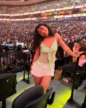 Madison Reyes Instagram - Wish I could go back and tell my middle school self there’d be a trilogy tour 🥳 @littlebodybigheart is one of the reasons I love my gap and is just a big inspiration. Hopefully one day I’ll be able to give you guys the same level of performances, art and music as Melanie