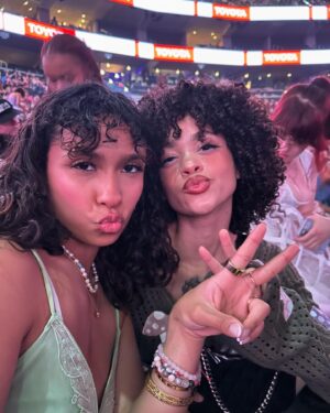 Madison Reyes Instagram - Wish I could go back and tell my middle school self there’d be a trilogy tour 🥳 @littlebodybigheart is one of the reasons I love my gap and is just a big inspiration. Hopefully one day I’ll be able to give you guys the same level of performances, art and music as Melanie
