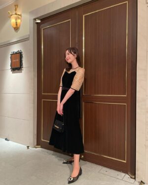 Madoka Moriyasu Instagram - ⁡
幼馴染の結婚式へ👰‍♀️
結婚式に出席するのは初めてで緊張！
2人の幸せオーラと祝福する参列者の笑顔…
結婚式ってこんな心動かされる場なのですね😭
⁡
披露宴は幼馴染すぎてまさかの
新郎のパパママお姉と同じ親族席でした笑
時代は彼氏面ではなく親族面ですよ皆さん。