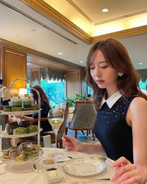 Madoka Moriyasu Instagram - ⁡
NFTレジェンダリー獲得企画の賞品･撮影で
アフタヌーンティーしました…！
この機会に行ってみたかった椿山荘へ🕊️