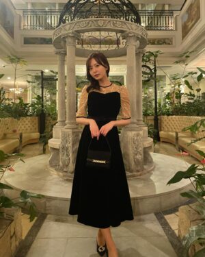 Madoka Moriyasu Instagram - ⁡
幼馴染の結婚式へ👰‍♀️
結婚式に出席するのは初めてで緊張！
2人の幸せオーラと祝福する参列者の笑顔…
結婚式ってこんな心動かされる場なのですね😭
⁡
披露宴は幼馴染すぎてまさかの
新郎のパパママお姉と同じ親族席でした笑
時代は彼氏面ではなく親族面ですよ皆さん。