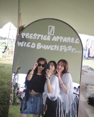 Madoka Moriyasu Instagram - ⁡
フェス中にもゆっくりお買い物できる
かわいいアパレルブースがあったので、
皆でアイテムを着てお写真撮り合いっこ📷
⁡
パウダールームや会場の様子も
思い出代わりに載せておきます✅
⁡
#wbf
#ワイバン来た
#夏フェスをオシャレに
#PRESTIGEAPPAREL
⁡
Thanks❤︎
@wild_bunch_fest 
@azm__nn 
@rinnnnn01 
@noma_jp 
@miko8nico
