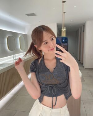 Madoka Moriyasu Instagram - ⁡
⁡お仕事が詰まって忙しくなる前に美容関連へ☑︎
⁡
@yoship1013 さんに髪の毛整えてもらって
@y_y.joon さんにまつ毛パーマしてもらった！
⁡
いつもは上まつ毛にしてるけど、
今回初めて下まつ毛をお願いしてみた〜
韓国で買った服変わっててかわいいでしょ