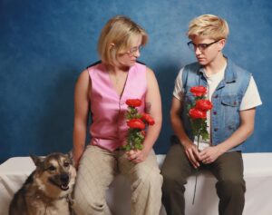 Mae Martin Instagram - 23 years of friendship and we’ve only just discovered professional photoshoots? Insane. @nicoliesimon @awkwardfamilyphotos