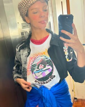 Mãeana Instagram - aberta a temporada dos artesanatos de mañaniña pra vendas! estou aos poucos personalizando as camisas que @bemgil @celinakuschnir @andreafranco e eu fizemos juntos! 💞✨💞✨