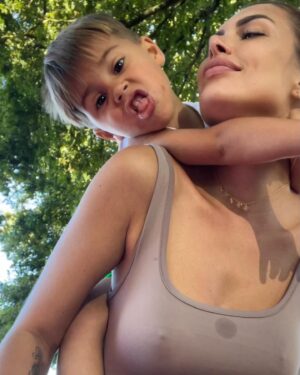 Maëva Martinez Instagram - Quand tu demandes un sourire et un gros bisou … tout en délicatesse 😂😂 mon Gabichou d’amour 💋🥹🤩

#mumlife #mummy #family #familytime #kiss #kids #kidsstyle #picoftheday #photooftheday #funny #funnyday #funnykids #instagood #goodmoments #instagram #vibes #goodvibes #goodvibesonly