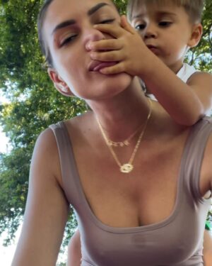 Maëva Martinez Instagram - Quand tu demandes un sourire et un gros bisou … tout en délicatesse 😂😂 mon Gabichou d’amour 💋🥹🤩

#mumlife #mummy #family #familytime #kiss #kids #kidsstyle #picoftheday #photooftheday #funny #funnyday #funnykids #instagood #goodmoments #instagram #vibes #goodvibes #goodvibesonly