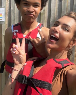 Maëva Martinez Instagram - Photo d’influenceuse 2.0 au calme sur mon pédalo 😂🌞🦆

Maillot de bain une pièce : @etamoficial 

#moment #goodmoments #family #familytime #familyphotography #picoftheday #photooftheday #instagood #instagram #insta #vibes #goodvibes #selflove