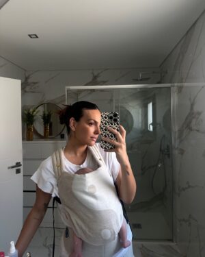 Mafalda Castro Instagram - Da série: find Manel 🫶 tê-lo nesta mochila faz me lembrar quando estava grávida