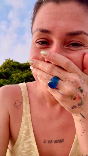 Mafalda Luís de Castro Instagram - Só queria voltar aqui…🥺
Ter a oportunidade de testemunhar tudo isto com as minhas amigas, mesmo depois de ser a mais chata (para não dizer insuportável) a zelar pelo distanciamento e protecção da bichas, foi único e nunca me vou esquecer.

PS: Ela olhou para mim!!!! 
Uma das bichas veio na minha direcção, não respeitou a MINHA distância de segurança, invadiu completamente o MEU espaço, coçou a cabeça a 2 palmos da minha cara e desfilou até à água, dando-me seu traseiro, numa marcha provocadora e kidaaaa!!! Foi a cena mais insuportavelmente kida que já vi, quero voltar e estou a chorar por não estar ali!!😭🩵