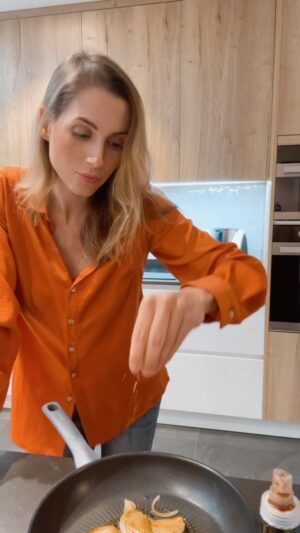 Mafalda Rodiles Instagram - Hoje trago-vos uma das nossas receitas de eleição aqui em casa!
Uma quesadilla de cogumelos e espinafres super fácil e rápida de fazer!
Fiz tudo na minha placa de indução da @hotpoint_pt e usando sempre o nosso exaustor para evitar que fiquem cheiros aqui em casa. 

Receita:
- Fio de azeite 
- Meia cebola 
- Açúcar qb
- Vinagre balsâmico qb
- 100gr de cogumelos frescos laminados 
- 1 mão de espinafres frescos 
- Alho em pó, sal e pimenta 
- 2 ovos batidos 
- 1 wrap 
- 1 fatia de queijo 

Depois digam-me se gostaram 😋
Dá para pequeno almoço, almoço ou até jantar! 🌮