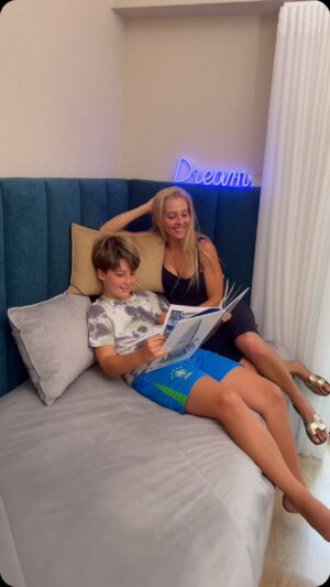 Mafalda Teixeira Instagram - Novo quarto para a sua adolescência e juventude!😉
A escolha do papel de parede, colcha, almofadas e cortinados faz toda a diferença neste ambiente, não acham?
Obrigada @m.lar.interiores 
#design #home #room #lar #conforto