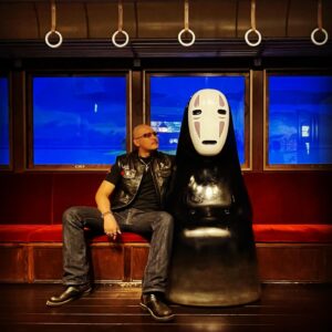 Mafia Kajita Instagram - あけました！
みなさまの2024年が、良き旅となりますように。
本年も何卒よろしくお願い致します！

#マフィア梶田
#ジブリパーク
#千と千尋の神隠し 
#大事にとっておいた推しとのツーショ