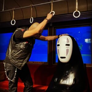 Mafia Kajita Instagram - あけました！
みなさまの2024年が、良き旅となりますように。
本年も何卒よろしくお願い致します！

#マフィア梶田
#ジブリパーク
#千と千尋の神隠し 
#大事にとっておいた推しとのツーショ