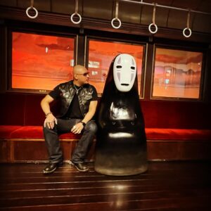 Mafia Kajita Instagram - あけました！
みなさまの2024年が、良き旅となりますように。
本年も何卒よろしくお願い致します！

#マフィア梶田
#ジブリパーク
#千と千尋の神隠し 
#大事にとっておいた推しとのツーショ