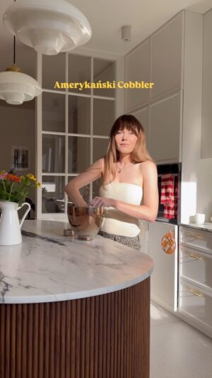 Magdalena Lamparska Instagram - Niedługo lecimy do słonecznej Kalifornii. Dlatego postanowiłam przygotować dla Was amerykański Cobbler czyli tamtejszą wersję naszych owoców pod kruszonką. Jest to super prosty przepis i bardzo smaczny.

750 g owoców 
1/4 szklanki cukru

Ciasto
1 1/2 szklanki mąki
Łyżeczka proszku do pieczenia 
125 g masła 
1/4 szklanki cukru 
Pół łyżeczki cynamonu 
1 jajko 
1/2 szklanka mleka 

Owoce kroimy i chwilę podgrzewamy z cukrem.

Ciasto
Mąkę łączymy z cukrem, cynamonem, proszkiem do pieczenia i kruszymy zimne masło. Osobno miksujemy mleko z jajkiem i łączymy mokre i suche produkty. 

Do wysmarowanej masłem formy wykładamy owoce i przykrywamy je ciastem. Pieczemy przez 40 min w 180 stopniach. Do tego ulubione lody… ach lato… dajcie znać ⭐️

#babkawformie
