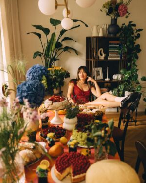 Magdalena Lamparska Instagram - Spełniam marzenie. ⭐️

„Babka w formie” in progress w najlepszym towarzystwie @szulcworks @joannadadas_stylist @erykamakeupartist @hannabialon @littledogstudio_com 

#babkawformie #comingsoon