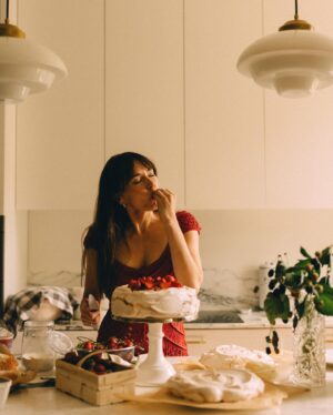 Magdalena Lamparska Instagram - Spełniam marzenie. ⭐️

„Babka w formie” in progress w najlepszym towarzystwie @szulcworks @joannadadas_stylist @erykamakeupartist @hannabialon @littledogstudio_com 

#babkawformie #comingsoon