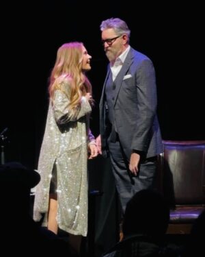 Maggie Lawson Instagram - Happy Birthday to the best partner in crime ever. So much to celebrate! Thank you for being an inspiration to us all. Love you  @omundson! 🍍✨