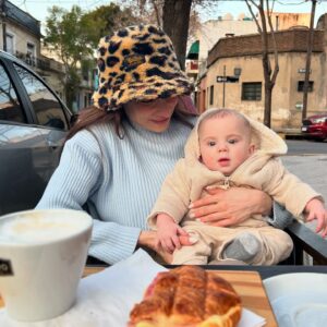 Magui Bravi Instagram - Dump:  6 meses de maternar, trabajar ( o al menos  intentarlo ) no dormir , y esos momentos que me doy cuenta que se me van de las manos tan rápido . Te amo bebito. 
1) ayer 
2) la tia Cami lo vistió de mini rugbier @cammitorress 
3) merendamos en un barcito con amid q saco la ph @amidaquintana 
4) nuevo guion nuevo quilombito @capellinico 
5) 6 meses y se para solito en su cuna : cambiar esa cuna . 
6) dame estas siestas toda la vida 
7) la oficina 
8) y un libro que me gusto muchisimo @perfumo_cristian