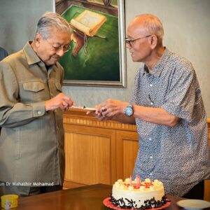 Mahathir Mohamad Instagram - 𝐇𝐀𝐉𝐈 𝐈𝐒𝐌𝐀𝐈𝐋 𝐁𝐈𝐍 𝐌𝐀𝐍𝐀𝐅
‎ 
‎1.   Hari ini saya berasa sangat sedih. Saya kehilangan seorang kawan baik, pembantu dan penyokong kuat saya yang meninggal dunia pagi tadi. Haji Ismail Manaf telah setia bekerja dengan saya sejak saya jadi Timbalan Perdana Menteri lagi pada tahun 70’an.
‎ 
‎2.   Ismail seorang yang luar biasa kesetiaannya, tidak pernah tidak datang kerja, tidak pernah cuai. Sehingga semalam pun Ismail masih lagi datang bekerja.
‎ 
‎3.   Apabila saya datang pejabat, tak pernah Ismail tiada di pejabat, beliau setia tunggu untuk buat kerja-kerja yang diperlukan. Beliau seorang yang berkhidmat bukan semata-mata untuk mendapat upah tetapi kerana percaya apa yang dia sedang lakukan adalah sesuatu yang baik.
‎ 
‎4.   Semalam Ismail tidak sihat dan sepatutnya bercuti hari ini. Sebelum pulang kami sempat bersalaman. Saya tidak sangka itulah kali terakhir kami berjumpa. Itulah ketentuan Allah SWT, setiap yang hidup pasti akan mati.
‎ 
‎5.   Hari ini Ismail tak tunggu saya lagi. Saya kehilangan seorang pembantu yang ikhlas. Saya amat terasa kehilangan Ismail. 

‎قَالُوا إِنَّا لِلَّهِ وَإِنَّا إِلَيْهِ رَاجِعُون