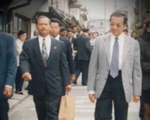Mahathir Mohamad Instagram - 𝐇𝐀𝐉𝐈 𝐈𝐒𝐌𝐀𝐈𝐋 𝐁𝐈𝐍 𝐌𝐀𝐍𝐀𝐅
‎ 
‎1.   Hari ini saya berasa sangat sedih. Saya kehilangan seorang kawan baik, pembantu dan penyokong kuat saya yang meninggal dunia pagi tadi. Haji Ismail Manaf telah setia bekerja dengan saya sejak saya jadi Timbalan Perdana Menteri lagi pada tahun 70’an.
‎ 
‎2.   Ismail seorang yang luar biasa kesetiaannya, tidak pernah tidak datang kerja, tidak pernah cuai. Sehingga semalam pun Ismail masih lagi datang bekerja.
‎ 
‎3.   Apabila saya datang pejabat, tak pernah Ismail tiada di pejabat, beliau setia tunggu untuk buat kerja-kerja yang diperlukan. Beliau seorang yang berkhidmat bukan semata-mata untuk mendapat upah tetapi kerana percaya apa yang dia sedang lakukan adalah sesuatu yang baik.
‎ 
‎4.   Semalam Ismail tidak sihat dan sepatutnya bercuti hari ini. Sebelum pulang kami sempat bersalaman. Saya tidak sangka itulah kali terakhir kami berjumpa. Itulah ketentuan Allah SWT, setiap yang hidup pasti akan mati.
‎ 
‎5.   Hari ini Ismail tak tunggu saya lagi. Saya kehilangan seorang pembantu yang ikhlas. Saya amat terasa kehilangan Ismail. 

‎قَالُوا إِنَّا لِلَّهِ وَإِنَّا إِلَيْهِ رَاجِعُون