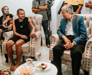 Mahathir Mohamad Instagram - Tidak pernah terjangka untuk menerima kunjungan dari insan hebat hari ini. Terima kasih Tun Dr. Mahathir Mohamad sudi meluangkan masa untuk menziarahi saya sekeluarga 🙏🏻

InsyaAllah, saya akan terus cekal dan berusaha keras untuk kembali suatu hari nanti. Terima kasih semua kerana terus mendoakan ❤️🤲🏻
@chedetofficial