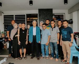 Mahathir Mohamad Instagram - Tidak pernah terjangka untuk menerima kunjungan dari insan hebat hari ini. Terima kasih Tun Dr. Mahathir Mohamad sudi meluangkan masa untuk menziarahi saya sekeluarga 🙏🏻

InsyaAllah, saya akan terus cekal dan berusaha keras untuk kembali suatu hari nanti. Terima kasih semua kerana terus mendoakan ❤️🤲🏻
@chedetofficial