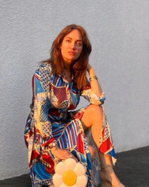 Mahnaz Afshar Instagram - 💙 

A woman is like a tea bag; you never know how strong it is until it’s in hot water.
 Eleanor Roosevelt

به آفتاب سلامی دوباره خواهم داد

به جویبار که در من جاری بود

به ابرها که فکرهای طویلم بودند

به رشد دردناک سپیدارهای باغ که با من

از فصل‌های خشک گذر میکردند

به دسته‌های کلاغان

که عطر مزرعه‌های شبانه را

برای من به هدیه میآورند.
Photo by @saliacollection 💋 

##bestrong
#bekind
#photoshoot