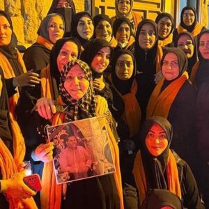 Mahshid Khosravi Instagram - تو خواب هم نمیدیدم بعد سفر هوایی با اشکان یک ماه بعدش پیاده روی اربعین قسمتم بشه اونم با این همه همراه!!! هرکی میدید یه دختر جوون تو این شلوغی اربعین این همه آدم دنبال خودش آورده تعجب میکرد خیلی سخت بود ولی امام حسین خیلی کمکم کرد نه جا خواب نه اتوبوس هیچی هماهنگ نشده بود و همه چی عالی پیش رفت وقتی مسئولیت یه کاری باهام باشه نظم گروه خیلی برام مهمه و به شدت سخت گیر میشم 🫠 
انشالله سفرهای بعدی 🙏❤️
#پیاده_روی_اربعین #نجف #کربلا