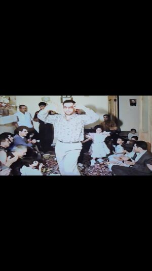 Mahshid Khosravi Instagram - کاری از من و پدرم 🤣 واای تروخدا این و ببینید بعد بخوابید 🤣
همیشه عروسی ها تو مردونه بودم 🤣