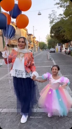 Mahshid Khosravi Instagram - کاش یک هفته ادامه داشت 🥹
تولدم با حضور تک تکتون خیلی قشنگ شد با سوپرایز حضور امیر مقاره عزیز خیلی خیلی قشنگ تر شد ، خدا رو بابت وجود همتون روزی هزار بار شکر میکنم ❤️ اگر دوستان ساکن شهرستانم هم بودن باید ورزشگاه آزادی و میگرفتیم 😢 بچه ها مرسی 🙏😍