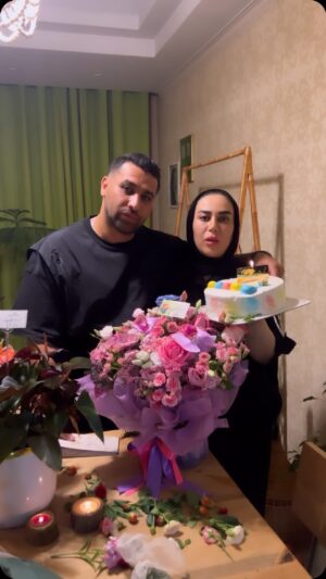 Mahshid Khosravi Instagram - براتون بگم از سوپرایز سالگرد ازدواجمون 🥹
شب سالگرد ازدواجمون اومدم خونه اشکانم پیش مادرش بیمارستان بود دیدم اتاق تزیین شده با بچه ها هماهنگ کرده بود از من فیلم بگیرن انقدر ذهنم مشغول بود اصلا متوجه نشدم میز ناهارخوری تو آشپزخونه نیست 🤦‍♀️ از زمانی که ازدواج کردیم اشکان همیشه میگفت اولین بار خودم باید تو رو ببرم کربلا ولی خوب پاسپورت نداشت یکی از دوستانمون یه پست از اینستا برامون فرستاد که میشه گذرنامه زیارتی گرفت چون من همیشه دنبال یه راهی بودم که بشه بریم ، در جریان بودن ، دیگه اشکان پاشد رفت دنبال گذرنامه تا عصر نشست تا نوبتش شد و بالاخره پاسپورت و گرفت فرداش رفت پاسپورت نیکانم بگیره دید کلی آقا اومدن اونجا شلوغ شده میگن هشت صبح این قانون و برداشتن و دیگه نمیشه یعنی برای ما مثل معجزه بود وقتی گفت پاسپورت و گرفته جفتمون پشت تلفن فقط گریه میکردیم فکر کنم امام حسین پاداش اون روزهایی که تو محرم پشت وانت غذا بردم محله های محروم و داد 😭