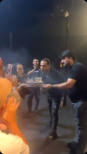 Mahshid Khosravi Instagram - از خدا ممنونم که تو شدی سهم من ❤️🧿
مرسی که وسط این همه کار به فکر سوپرایز تولد منی 🥹
نمایش تیتانیوم به زودی ...
تو چهار دقیقه شش سانس بلیط فروخته شد 🧿❤️ هزارماشالله به همتون 
تهیه بلیط از سایت تیوال ❤️
@ashkan.darvishi