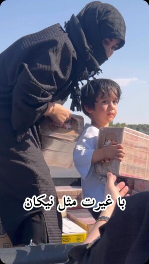 Mahshid Khosravi Instagram - خودم بچه ام زندگیم فدای یه تار موی شش ماهه ی امام حسین این روزها پخش خیلی سخته ولی من تمام سختی هاشو دوست دارم امروز ماشین یکی از خانم ها که اومده بود کمک جوش آورد وسط راه وانت گرفتیم شیرها رو خالی کردیم تو وانت ،  یکی از بچه ها گفت شما همیشه میگی دوست داری بهت سخت بگذره بیشتر بهت میچسبه همش سخت میشه 🤣