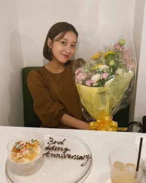 Mai Hagiwara Instagram - 8/1 🫶

出会って4年結婚して3年。

2人でまだ4年かぁ〜なんて話すくらい
日々充実していて濃い時間を一緒に過ごしてるね🌗

結婚することができて幸せって思うことって
日々たくさんあるけど
特に感じる瞬間は、美味しいご飯を一緒にたべて
顔を合わせて美味しい〜って言い合ってる瞬間。

ふと食べた牛丼、朝ご飯、おしゃれなご飯でも
同じタイミングで一緒に美味しいと言い合いながら
食べてる時本当に幸せだなって思います。

その瞬間がお互い幸せと思えるのは
当たり前のようで当たり前じゃないなって😌🙌

これからもどんなことがあっても変わらない
関係でいようね❕

素敵なディナーの予約と
私が大好きなお花の種類が詰まった花束のサプライズ
本当にありがとう🤍

5年目？4年目？もよろしくです🐶🫶

#3rdweddinganniversary 
#biglove