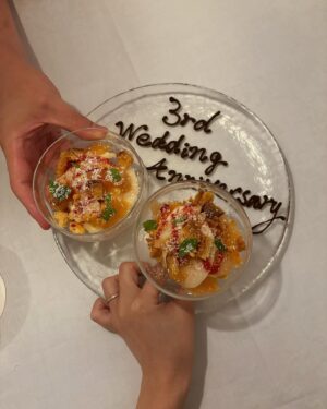 Mai Hagiwara Instagram - 8/1 🫶

出会って4年結婚して3年。

2人でまだ4年かぁ〜なんて話すくらい
日々充実していて濃い時間を一緒に過ごしてるね🌗

結婚することができて幸せって思うことって
日々たくさんあるけど
特に感じる瞬間は、美味しいご飯を一緒にたべて
顔を合わせて美味しい〜って言い合ってる瞬間。

ふと食べた牛丼、朝ご飯、おしゃれなご飯でも
同じタイミングで一緒に美味しいと言い合いながら
食べてる時本当に幸せだなって思います。

その瞬間がお互い幸せと思えるのは
当たり前のようで当たり前じゃないなって😌🙌

これからもどんなことがあっても変わらない
関係でいようね❕

素敵なディナーの予約と
私が大好きなお花の種類が詰まった花束のサプライズ
本当にありがとう🤍

5年目？4年目？もよろしくです🐶🫶

#3rdweddinganniversary 
#biglove