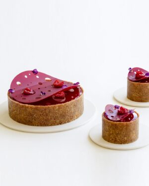 Maja Vase Instagram - Incredibly creamy and easy raspberry vanilla cheesecake RECIPE ❤️ No bake, no gelatine 🪄 Save the recipe and send some ❤️ for support 🌸

BISCUIT BASE
150 g oat biscuits
75 g butter

VANILLA FILLING
250 g cream cheese
75 g powdered sugar
150 g heavy cream 1 vanilla pod

RASPBERRY COMPOTE
20 g sugar
1.5 g pectin
50 g raspberry purée
10 g lemon juice

DECORATION
chocolate lid
raspberries
edible flowers

INSTRUCTIONS 👇🏻