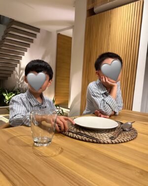 Maki Tamaru Instagram - 今日は
長男🦕のバースデー

頑張り屋さんの君
いつも　ママとパパに
沢山のサプライズと
幸せを運んできてくれる君
本当にありがとう

はじめての子供だと言うこともあり
親として不器用なことだらけで
私も
色々と悩んだり、もがいたり、、、、、

もちろん今もそうだし、これからもずっと続くのだと思うのですが

それを共に向き合ってくれる長男に

君の存在に
ありがとうと言う気持ちでいっぱいです。

今日はBaliで1番大好きなシェフに
お料理をお願いして
バースデーディナー🍽️

素敵な仲間 Reynoldさんからも
お花とメッセージも届いて
息子も大喜び
🙏
Thank you so so so much ♡

優しい皆さんの心に触れることができた
今日
心からありがたいと言う気持ちで満たされ、しみじみと

感謝を味わう　幸せいっぱいの1日でした。

今日は長男がBaliで選んだ
彼のお気に入りの食器とともに♪♪♪