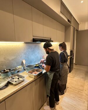 Maki Tamaru Instagram - 今日は
長男🦕のバースデー

頑張り屋さんの君
いつも　ママとパパに
沢山のサプライズと
幸せを運んできてくれる君
本当にありがとう

はじめての子供だと言うこともあり
親として不器用なことだらけで
私も
色々と悩んだり、もがいたり、、、、、

もちろん今もそうだし、これからもずっと続くのだと思うのですが

それを共に向き合ってくれる長男に

君の存在に
ありがとうと言う気持ちでいっぱいです。

今日はBaliで1番大好きなシェフに
お料理をお願いして
バースデーディナー🍽️

素敵な仲間 Reynoldさんからも
お花とメッセージも届いて
息子も大喜び
🙏
Thank you so so so much ♡

優しい皆さんの心に触れることができた
今日
心からありがたいと言う気持ちで満たされ、しみじみと

感謝を味わう　幸せいっぱいの1日でした。

今日は長男がBaliで選んだ
彼のお気に入りの食器とともに♪♪♪