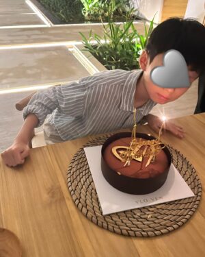 Maki Tamaru Instagram - 今日は
長男🦕のバースデー

頑張り屋さんの君
いつも　ママとパパに
沢山のサプライズと
幸せを運んできてくれる君
本当にありがとう

はじめての子供だと言うこともあり
親として不器用なことだらけで
私も
色々と悩んだり、もがいたり、、、、、

もちろん今もそうだし、これからもずっと続くのだと思うのですが

それを共に向き合ってくれる長男に

君の存在に
ありがとうと言う気持ちでいっぱいです。

今日はBaliで1番大好きなシェフに
お料理をお願いして
バースデーディナー🍽️

素敵な仲間 Reynoldさんからも
お花とメッセージも届いて
息子も大喜び
🙏
Thank you so so so much ♡

優しい皆さんの心に触れることができた
今日
心からありがたいと言う気持ちで満たされ、しみじみと

感謝を味わう　幸せいっぱいの1日でした。

今日は長男がBaliで選んだ
彼のお気に入りの食器とともに♪♪♪