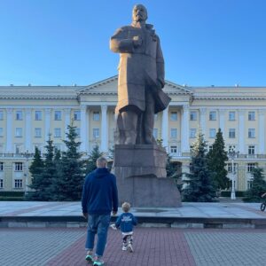 Maksim Kiselyov Instagram - Юный почитатель В.И. Ленина. (См. Фото в карусели) Нереально оттащить Тима от этого фундаментального памятника. Нужно проверить и в других наших городах 😉 в Улан-Удэ, наверное, будет вообще невозможно 😅 #бомбаижосткийproduction #максимкиселев #однаждывроссии #триодидиод #квн #тнт #игра #бомбаижосткий