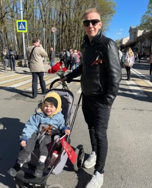 Maksim Kiselyov Instagram - Человек жив, пока жива память о нём!
С ДНЁМ ВЕЛИКОЙ ПОБЕДЫ!!! 🎇🎇🎇 #бессмертныйполк #смоленск #городгеройсмоленск #россия