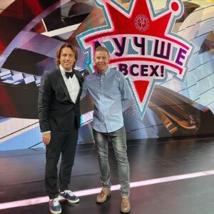 Maksim Kiselyov Instagram - «Ура! Наконец-то и я попал на съёмки одной очень популярной передачи к @maxgalkinru . 
Как думаете 🥇 медаль моя?»
Максим, 40 годиков.
@luchshe_vseh_official #максимкиселев #лучшевсех #однаждывроссии #квн #тнт #триодидиод #шоубольшойстраны