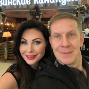 Maksim Kiselyov Instagram - Новогодние каникулы закончились, возвращаюсь в рабочий строй !
Сегодня были съёмки с невероятной @natalia_bochkareva_official ☺️ 
#максимкиселев