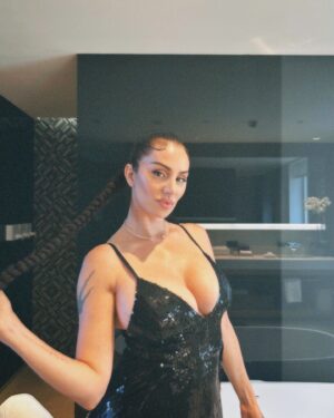 Mala Rodríguez Instagram - Priceless❤️‍🔥 @villadelartegalleries
