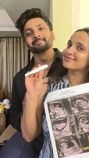 Malavika Krishnadas Instagram - The surprise I gave him 🌹 V/S The surprise I got back 🐥
.
😇😇😇❤️❤️❤️
.

.
#goodnews #pregnancy