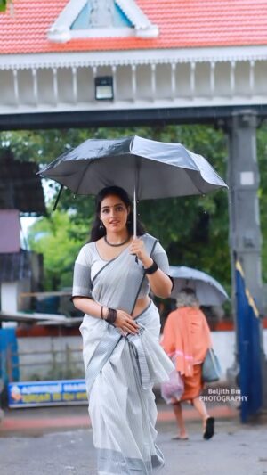 Malavika Menon Instagram - കർക്കിടക മാസം ഇതാ നാളെ മുതൽ ✨🍃💖 
#jaisreeram 

Shot @baljithm 
Mua @beleza_studio_academy 
Saree @ar_handlooms_kuthampully